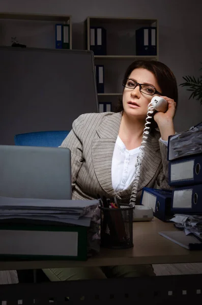 Zaměstnaná žena trpí nadměrnou práci — Stock fotografie