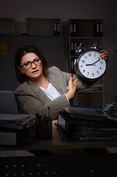 Dipendente femminile che soffre di lavoro eccessivo — Foto Stock