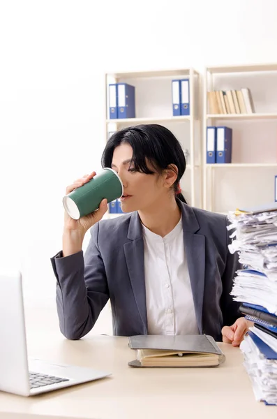 Donna d'affari di mezza età infelice con il lavoro eccessivo — Foto Stock