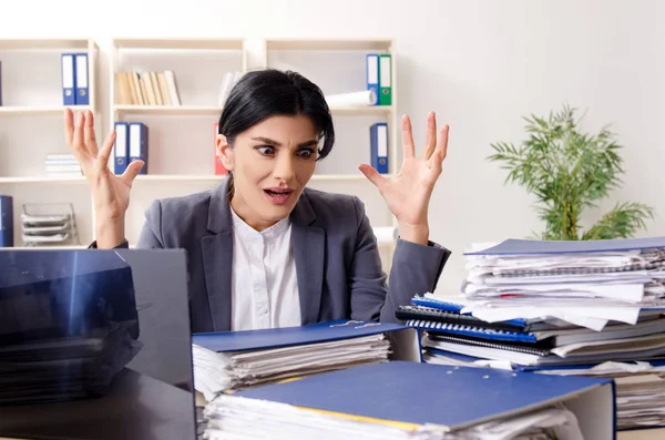 Donna d'affari di mezza età infelice con il lavoro eccessivo — Foto Stock