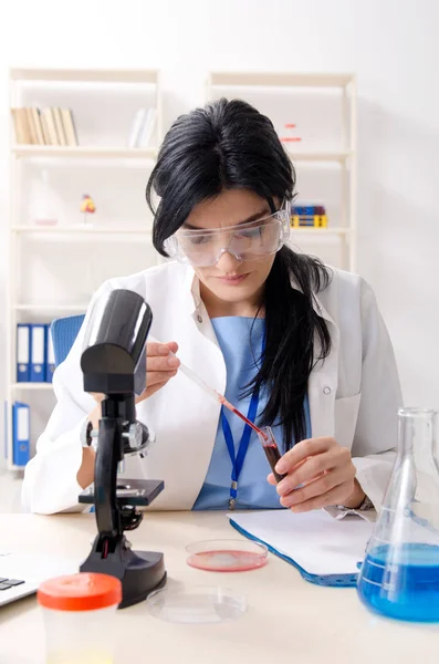 실험실에서 일 하는 여성 화학자 — 스톡 사진