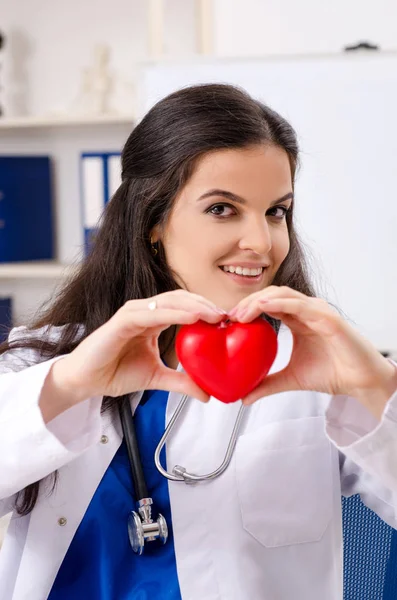 Medico cardiologo femminile che lavora in clinica — Foto Stock