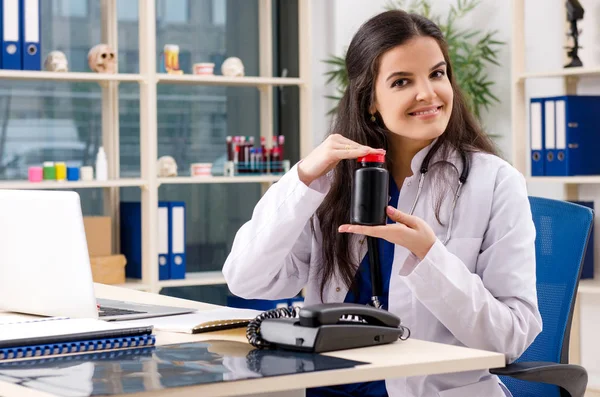 Doctora que trabaja en la clínica — Foto de Stock