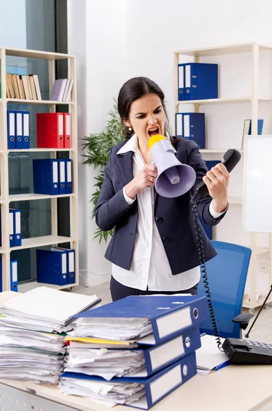 Funcionário feminino com muito trabalho no escritório — Fotografia de Stock