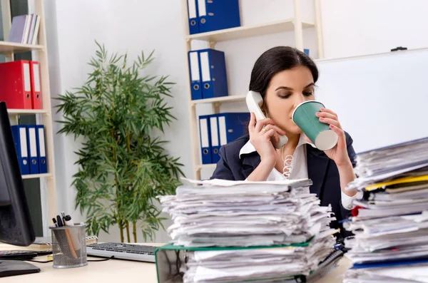Zaměstnankyně s příliš mnoho práce v kanceláři — Stock fotografie