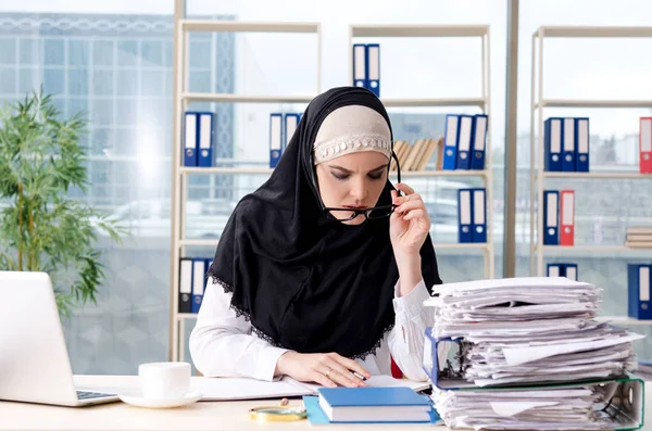 Vrouw moslim werknemer die werkt in het kantoor — Stockfoto