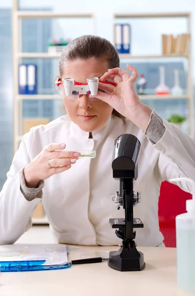 Química científica biotecnológica femenina trabajando en el laboratorio —  Fotos de Stock