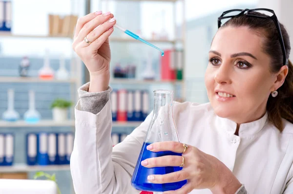 Laboratuarda çalışan kadın biyoteknoloji bilim adamı kimyacı — Stok fotoğraf