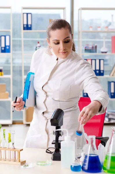 Biotechnologie-Wissenschaftlerin Chemikerin im Labor — Stockfoto