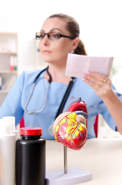 Medico cardiologo femminile che lavora in clinica — Foto Stock