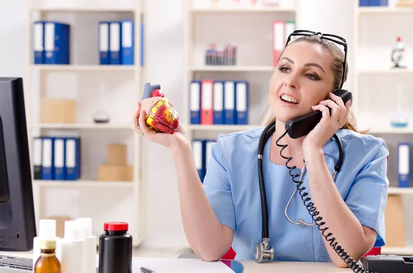 Cardióloga doctora que trabaja en la clínica — Foto de Stock