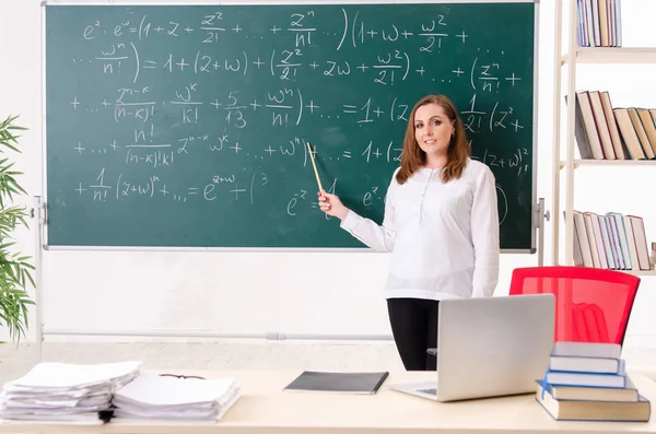 Professora de matemática na sala de aula — Fotografia de Stock