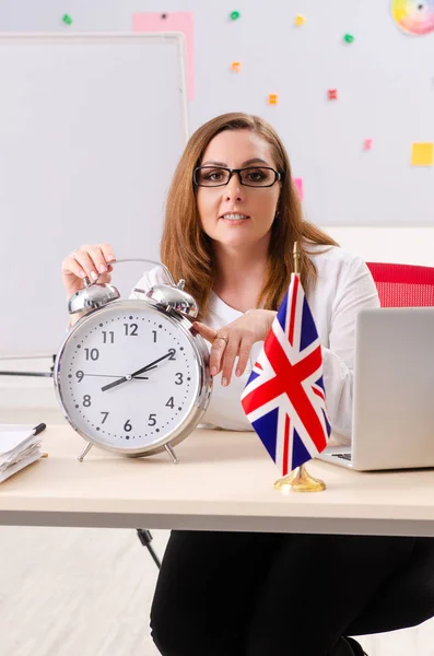 Vrouwelijke Engels leraar in tijd management concept — Stockfoto