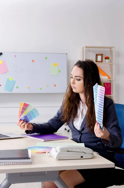 Joven diseñadora femenina trabajando en la oficina —  Fotos de Stock