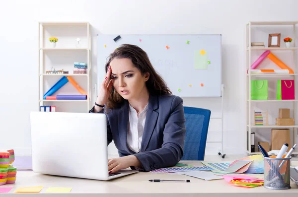 Unga kvinnliga formgivare som arbetar på kontoret — Stockfoto