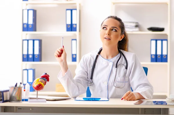 Junge Ärztin Kardiologin sitzt im Krankenhaus — Stockfoto