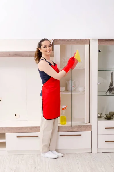 Young beautiful woman cleaning apartment — Stock Photo, Image