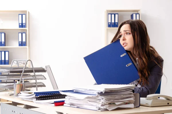 Jovem funcionária infeliz com excesso de trabalho — Fotografia de Stock