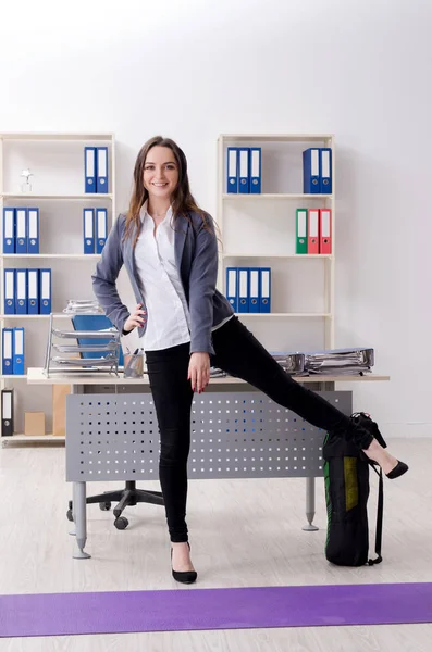 Mitarbeiterin macht Sport im Büro — Stockfoto