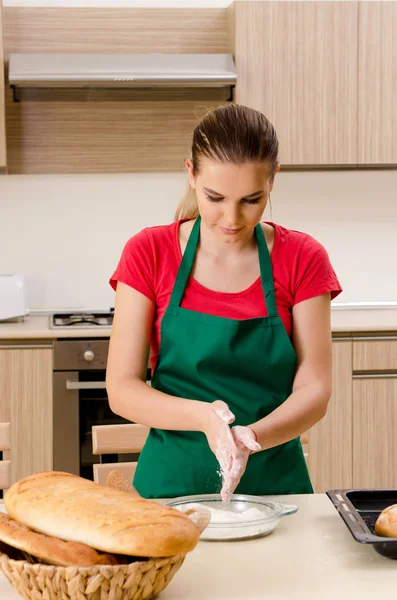 在厨房工作的年轻女面包师 — 图库照片