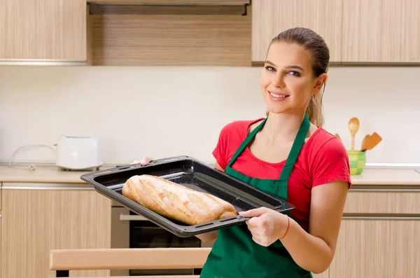 Giovane panettiere donna che lavora in cucina — Foto Stock