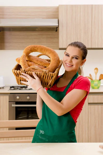 Jonge vrouwelijke baker werken in keuken — Stockfoto