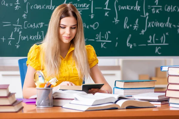 Mladá studentka před tabuli — Stock fotografie