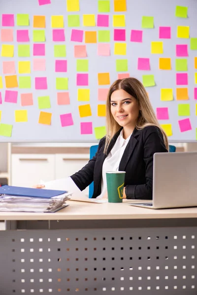 Joven hermosa empresaria en conflicto concepto de prioridades — Foto de Stock