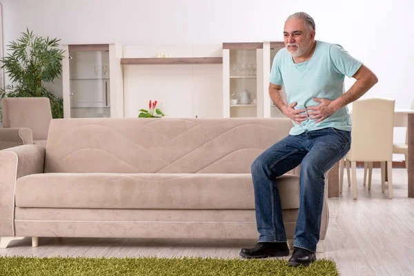 Homem velho barbudo branco que sofre em casa — Fotografia de Stock