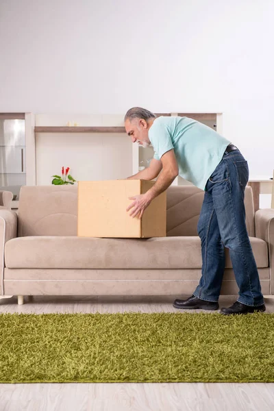 Bianco barbuto vecchio che soffre a casa — Foto Stock