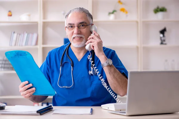 White bearded old doctor working in clinic — Stock Photo, Image