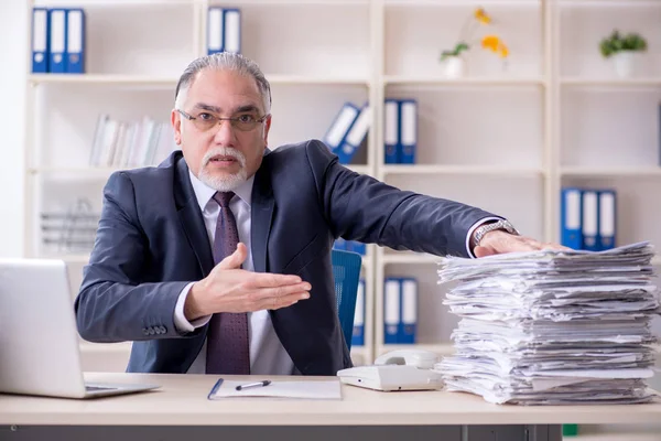 Bianco barbuto vecchio imprenditore dipendente infelice con eccessivo wo — Foto Stock