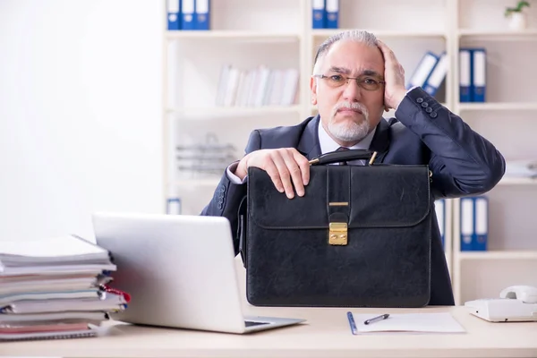 Branco barbudo velho empresário empregado infeliz com excessiva wo — Fotografia de Stock