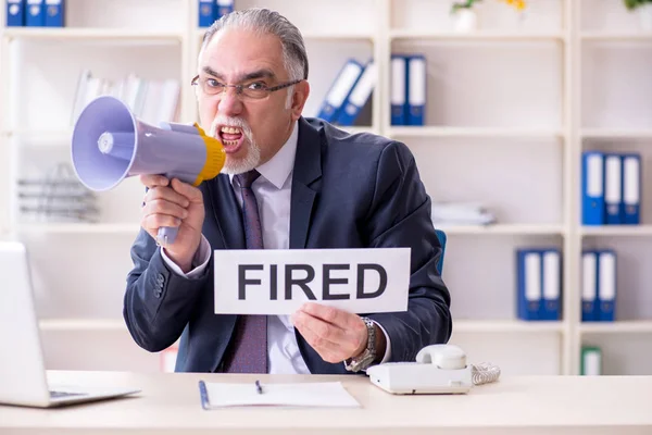 Weiße bärtige alte Geschäftsmann Mitarbeiter unglücklich mit exzessiven — Stockfoto