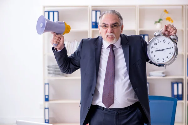 Blanc barbu vieil homme d'affaires employé malheureux avec wo excessive — Photo