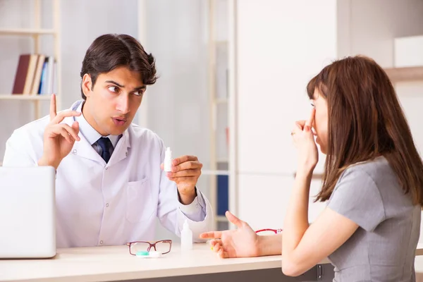 Mujer joven que visita al oftalmólogo médico masculino en el hospital — Foto de Stock