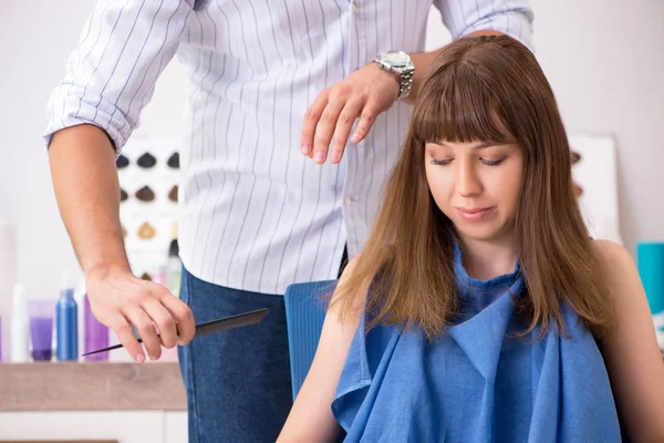 Молода жінка відвідує молодого красивого перукаря — стокове фото