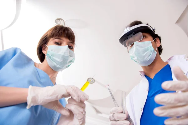 Concepto de tratar los dientes en dentistas — Foto de Stock