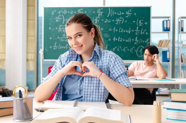Mladí studenti s matematický zkoušku v učebně — Stock fotografie