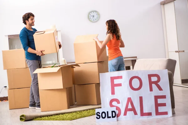 Joven familia ofreciendo casa para la venta y mudanza — Foto de Stock