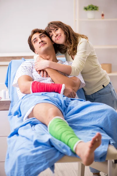 Αγαπημένη σύζυγος που φροντίζει τραυματισμένο σύζυγο στο νοσοκομείο. — Φωτογραφία Αρχείου