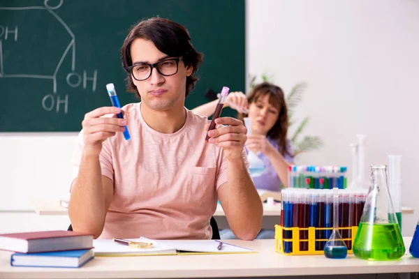 Dois estudantes de química em sala de aula — Fotografia de Stock