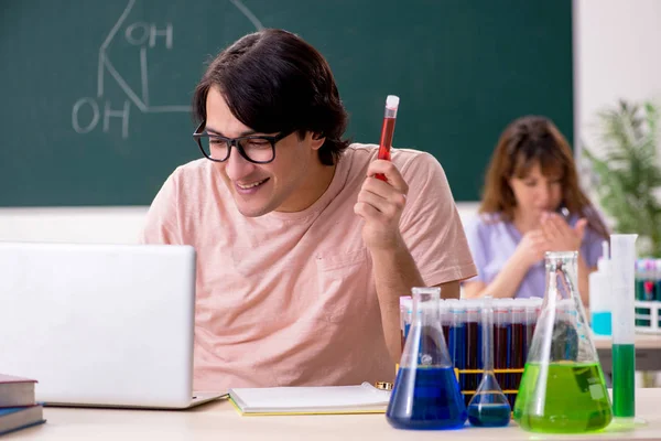 Twee scheikundigen studenten in de klas — Stockfoto