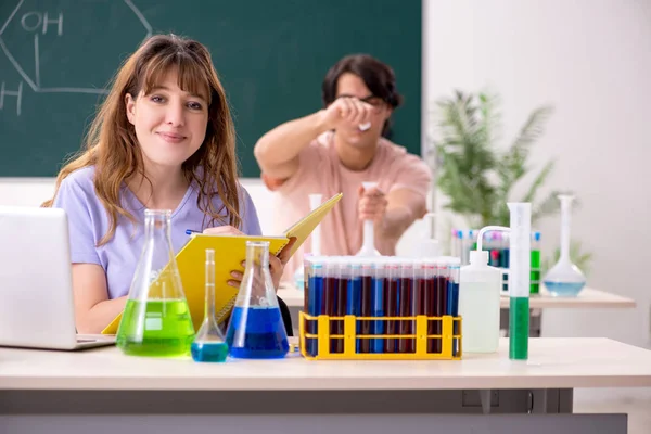 Dois estudantes de química em sala de aula — Fotografia de Stock