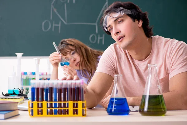 Dois estudantes de química em sala de aula — Fotografia de Stock