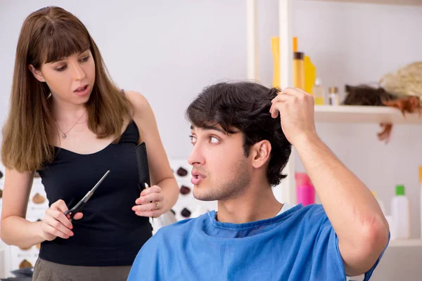 Молодой привлекательный мужчина навещает парикмахершу — стоковое фото