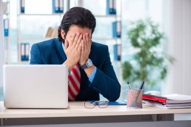 Genç yakışıklı iş adamı beyaz tahtanın önünde 