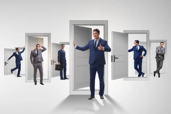 Homme d'affaires dans l'incertitude concept avec de nombreuses portes — Photo