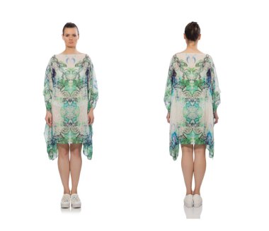 Beyaz üzerinde uzun ve zarif bir elbise giyen güzel bir manken.