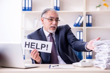 Eski işadamı çalışan ile aşırı wo mutsuz beyaz sakallı